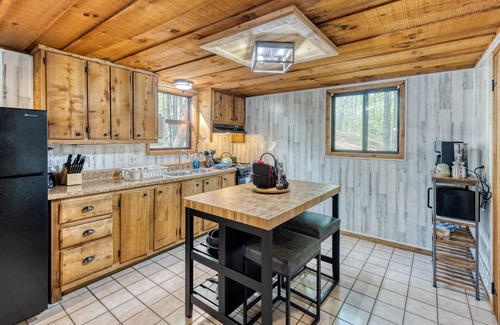 Blue Ridge Cabin | Cozy Cabin Retreat+ Hot Tub + Private + Pet Welcome