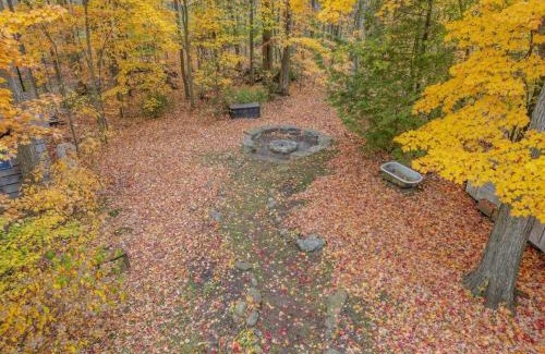 Innisfil House | Cozy Cabin Retreat Hot Tub and Fire Pit