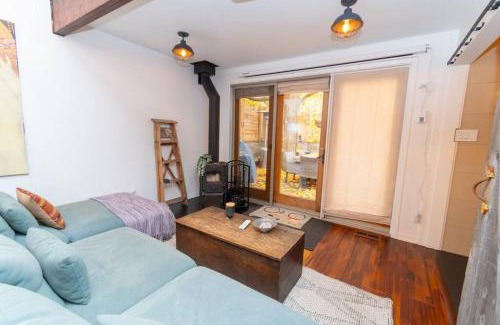 Innisfil House | Cozy Cabin Retreat Hot Tub and Fire Pit