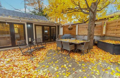 Innisfil House | Cozy Cabin Retreat Hot Tub and Fire Pit