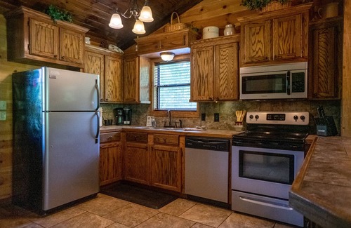 Smithville Cabin | Cozy Cabin Retreat in Gated Community Kayaks & Fire Pit Included