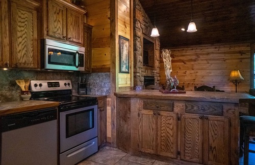 Smithville Cabin | Cozy Cabin Retreat in Gated Community Kayaks & Fire Pit Included