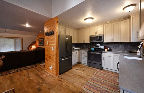 Island Park Cabin | Cozy Cabin Retreat – Sleeps 11 – Near Yellowstone National Park & Island Park Re