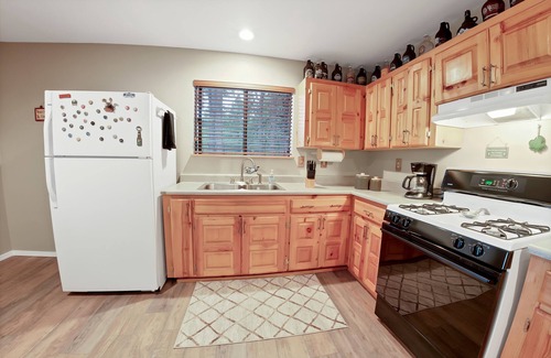 Parks Cabin | Cozy Cabin Retreat - Wildlife & Starry Nights