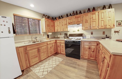 Parks Cabin | Cozy Cabin Retreat - Wildlife & Starry Nights