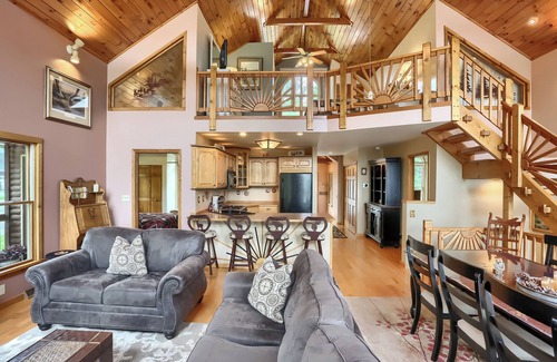 Branchton Cabin | Cozy cabin retreat with private lake