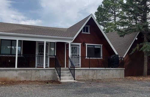 Pinetop House | Cozy Cabin Style Townhome w/Loft