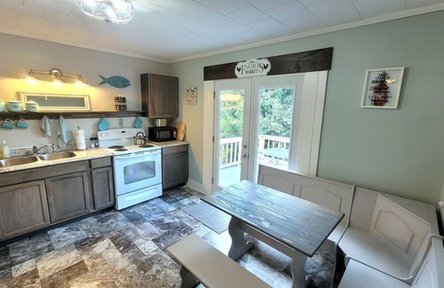 Mount Airy Apartment | Cozy cabin styled over-garage apartment-walking distance from downtown Mayberry!