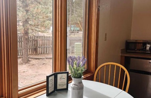Woodland Park Bed & Breakfast | Cozy Cabin suite bed and breakfast