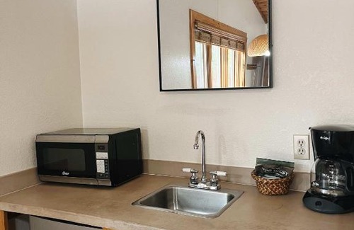 Woodland Park Bed & Breakfast | Cozy Cabin suite bed and breakfast