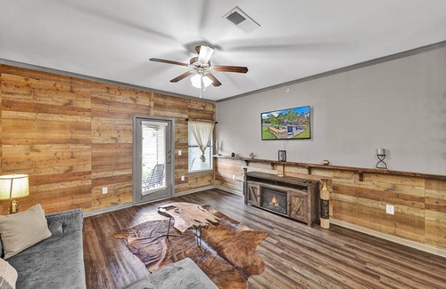Sand Ridge Apartment | Cozy cabin themed one bedroom apt fast wifi pool gated