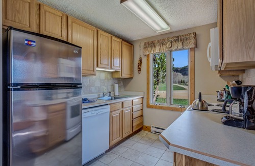 Clark Cabin | Cozy cabin tucked away in the mountains with beautiful view.