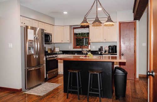 Potts Grove Cabin | Cozy Cabin tucked in 5ac of private woods!