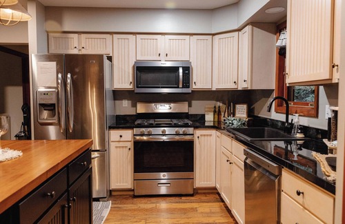Potts Grove Cabin | Cozy Cabin tucked in 5ac of private woods!