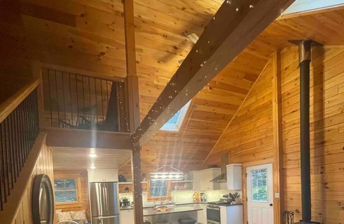 Post Mills Cabin | Cozy Cabin