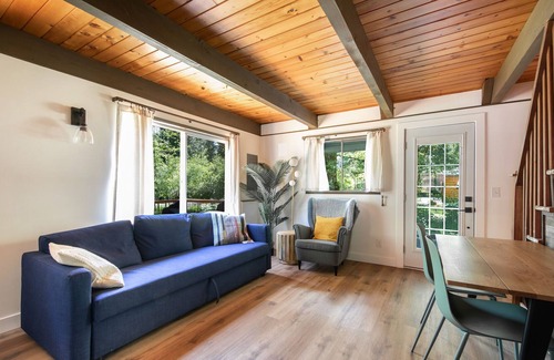 Paradise Estates Cabin | Cozy cabin very near Mt. Rainier National Park, perfect for the family.