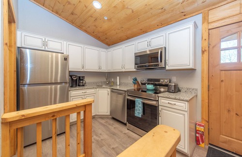 McHenry Cabin | Cozy Cabin w/Arcade, Deck & Fire Pit