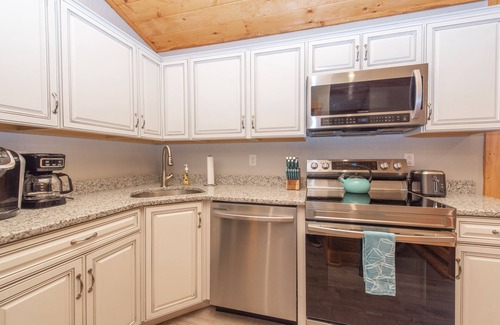 McHenry Cabin | Cozy Cabin w/Arcade, Deck & Fire Pit