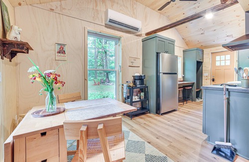 Lake Apartment | Cozy Cabin w/Fire Pit < 1 Mi to Crooked Lake!