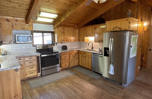 Last Chance Cabin | Cozy cabin w/hot tub- 30 miles from Yellowstone!