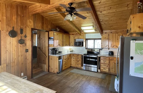 Last Chance Cabin | Cozy cabin w/hot tub- 30 miles from Yellowstone!