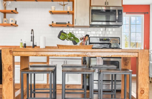 Landers Cabin | Cozy Cabin w/Hot Tub, Stargazing, Movie Theatre, Private & Secluded 2.5 Acres