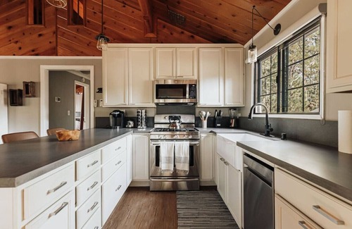 Moonridge Cabin | Cozy Cabin w/Hot Tub, EV, Mountain Views & BBQ