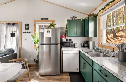 Lost River Cabin | Cozy Cabin w Lake, Hot Tub, Huge Deck & Fire Pit