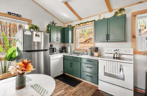 Lost River House | Cozy Cabin w Lake, Hot Tub, Huge Deck & Fire Pit