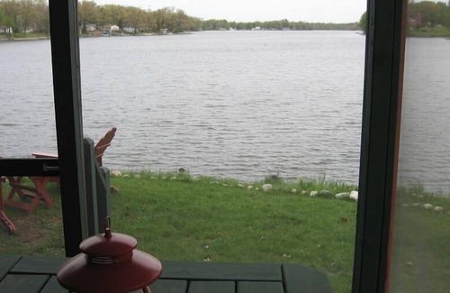 Paw Paw Cabin | Cozy cabin w lake view. Book now for Fall. Pumpkins, apples, campfire. Pets ok!