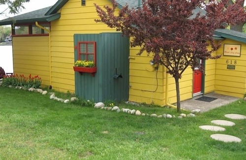 Paw Paw Cabin | Cozy cabin w lake view. Book now for Fall. Pumpkins, apples, campfire. Pets ok!