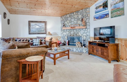 Moonridge Cabin | Cozy cabin w/ large deck & private hot tub - beautiful views & EV charging