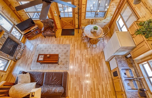 Heber Cabin | Cozy cabin w/loft, private hot tub, near Bison Ranch, sleeps 6