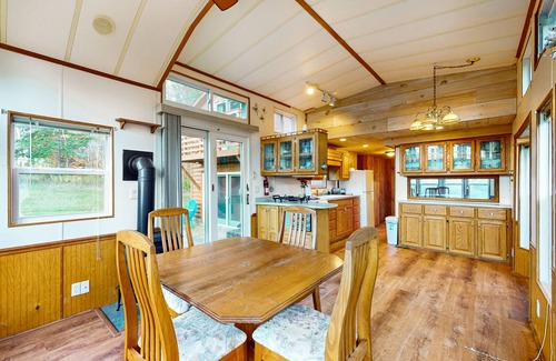 Mount Holly Cabin | Cozy cabin w/mountain view, close to skiing, dog friendly, firepit, deck, wifi