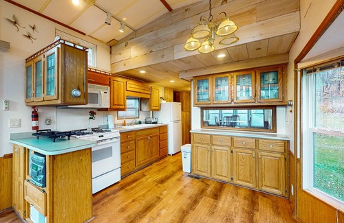 Mount Holly Cabin | Cozy cabin w/mountain view, close to skiing, dog friendly, firepit, deck, wifi