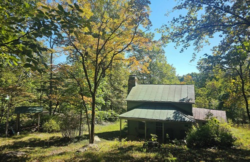 Peaks Cabin | Cozy Cabin w/Natural Beauty! 2-bedroom cabin in wonderful Bedford, VA.