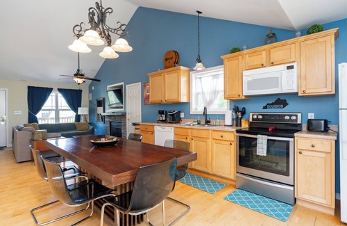 Taylorsville Cabin | Cozy cabin w/pool & hot tub! Close to Taylorsville Lake Marina & Bourbon Trails