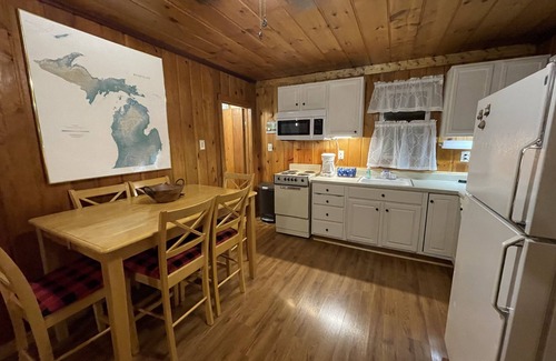 Higgins Lake House | Cozy Cabin- Walk to Higgins Lake & beach-Dogs ok