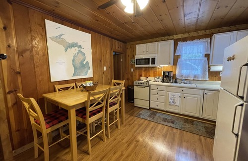 Higgins Lake House | Cozy Cabin- Walk to Higgins Lake & beach-Dogs ok