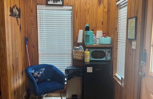 Brewton Cabin | Cozy cabin with 1 bedroom and WiFi, AC in beautiful Brewton, Alabama
