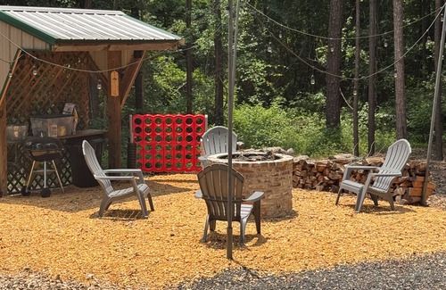 Brewton Cabin | Cozy cabin with 1 bedroom and WiFi, AC in beautiful Brewton, Alabama