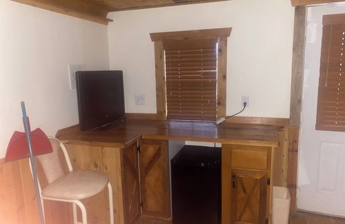 Oakley Cabin | Cozy cabin with 1 bedroom and WiFi, AC in pleasant Oakley