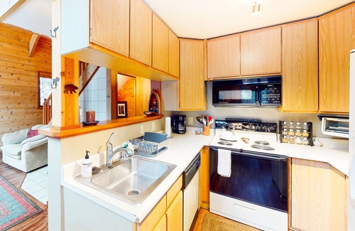 Pla-Vada Woodlands Cabin | Cozy cabin with a large deck, firepit, & gas grill - near golf and skiing