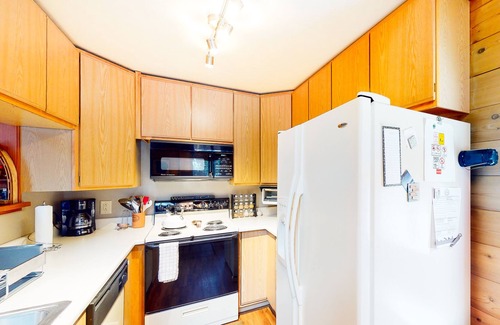 Pla-Vada Woodlands Cabin | Cozy cabin with a large deck, firepit, & gas grill - near golf and skiing