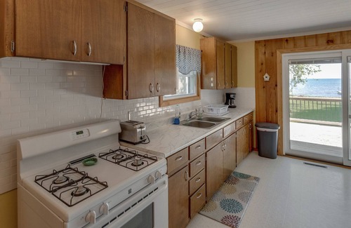 Vineland House | Cozy Cabin With Beach, Dock, Close to Lake Access & the Casino