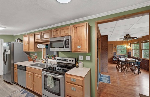 Sleepy Hollow Cabin | Cozy Cabin with Chill Vibes & Modern Conveniences
