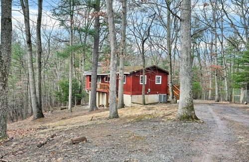 Sleepy Hollow Cabin | Cozy Cabin with Chill Vibes & Modern Conveniences