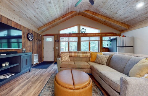 North Conway House | Cozy cabin with deck, grill, & washer/dryer - close to skiing/river/hiking