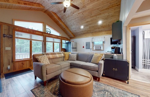 North Conway House | Cozy cabin with deck, grill, & washer/dryer - close to skiing/river/hiking