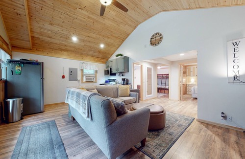 North Conway House | Cozy cabin with deck, grill, & washer/dryer - close to skiing/river/hiking